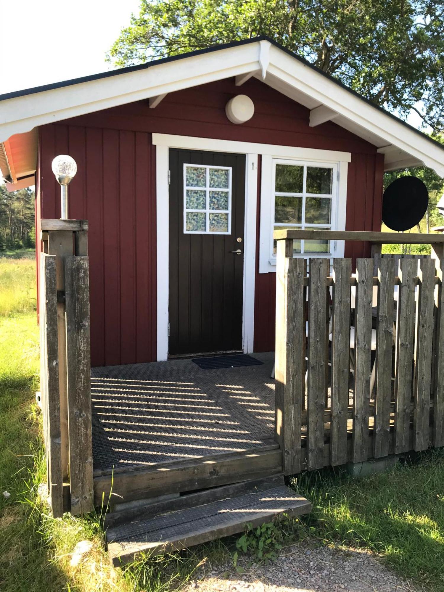 Bjoersjoeas Vildmark - Small Camping Cabin Close To Nature Olofstorp Exterior photo